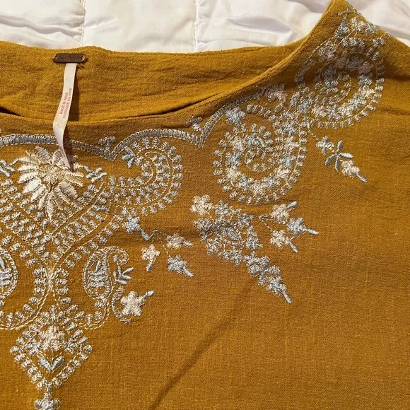 Loose fitting, slightly cropped, beautiful free people top! - Picture 3 of 5